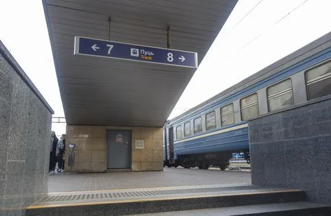 Exit to the platform at the station 库存照片