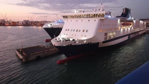 Exit from the port at sunset Vidéo 153834222