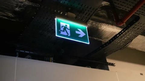 Exit Sign in Dark Hallway 스톡 동영상 200119188