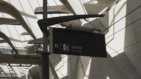 An exit sign on a platform at a train station in France. 스톡 동영상 119738429