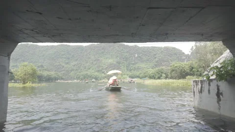 Exit under a bridge and open skies and mountain in Vietnam Vidéo 290133437