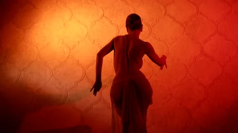 Exotic dance performance of sexy busty woman, rear view on wriggling female body Vidéo 169856009