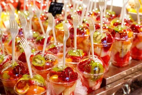 Exotic Fruit Mix in Portion Cups at the Market: Natural Sweetness Stock-Fotos