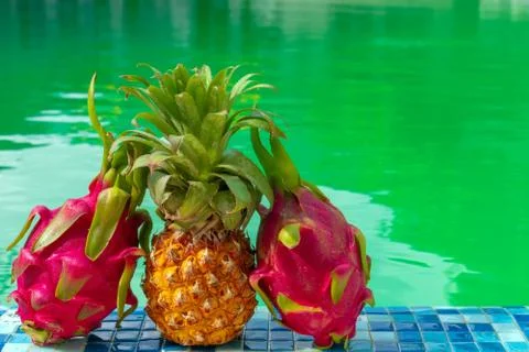 Exotic fruit by the pool Fotos Stock