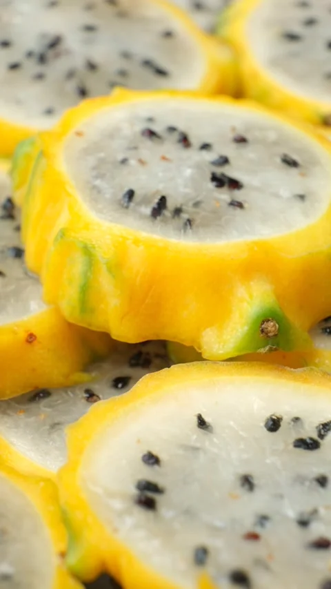 Exotic tropical fruit background with round dragon fruit pitaya slices Stockbeeldmateriaal 337933198
