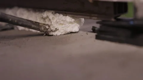 Expanding polyurethane foam sealing gap beneath window frame during installation Vidéo 347745840