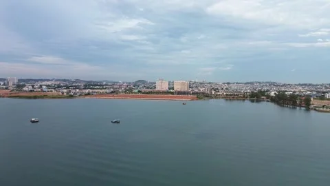 Expansive aerial capture showcasing a vibrant coastal city Vidéo 325191341