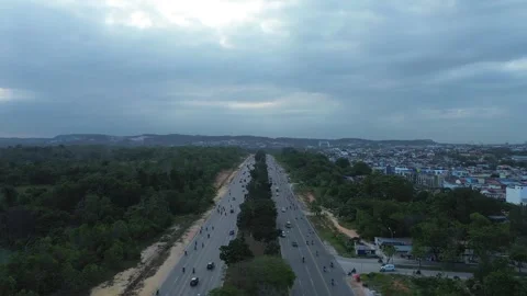 Expansive aerial footage capturing the dynamic flow of traffic along a majo.. Stock-Footage 339036971