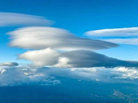 Expansive aerial landscape with dramatic lenticular cloud above distant mou.. 库存照片