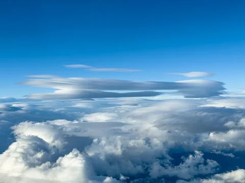 Expansive aerial landscape with dramatic lenticular cloud above distant mou.. 库存照片