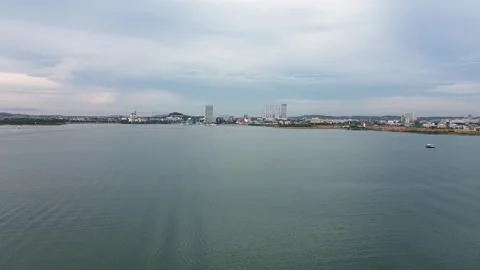 Expansive aerial panorama showcasing a dynamic coastal city's 库存影片 325191838