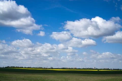 Expansive Agricultural Landscape with Dramatic Cloudy Sky Stock-Fotos