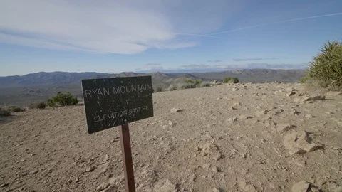 Expansive and scenic view on Ryan Mountain with hikers enjoying desert brown Vidéo 109481803