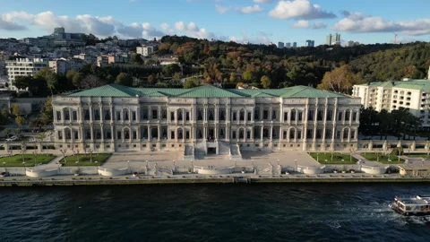 An expansive bird's-eye drone view of Cırağan Palace and the Bosphorus 스톡 동영상 296287016