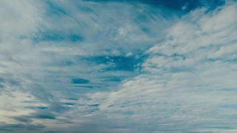An Expansive Blue Sky Filled with Fluffy Clouds Creating a Beautiful Scene Above Stockfoto's