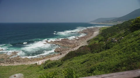 Expansive coastal panorama featuring rugged cliffs and the endless blue sea 库存影片 335763444