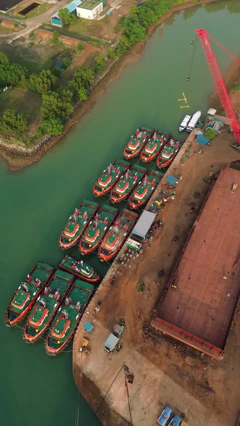 Expansive Coastal Shipyard Operations: A Dynamic Hub for Maritime Vessel Co.. Stock-Footage 337281498