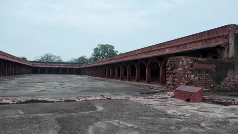 Expansive Courtyard Surrounded By Arched Red Sandstone Corridors In India Stock Footage 337524277