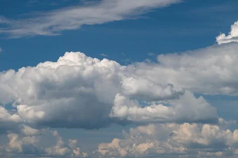 Expansive cumulus cloudscape under blue sky Stockfoto's