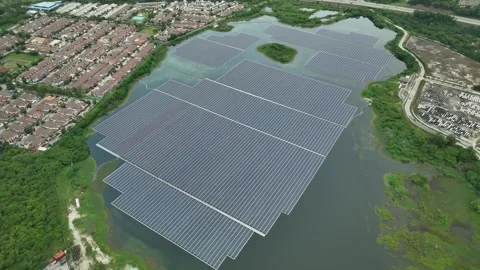 Expansive Floating Solar Farm Array on Water Surface Vidéo 337330909