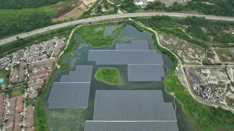 Expansive Floating Solar Farm Generates Renewable Energy Over Water Vidéo 337330928
