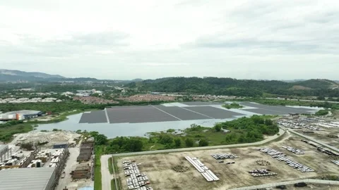 Expansive Floating Solar Farm Generating Renewable Energy on Water Video stock 337330905