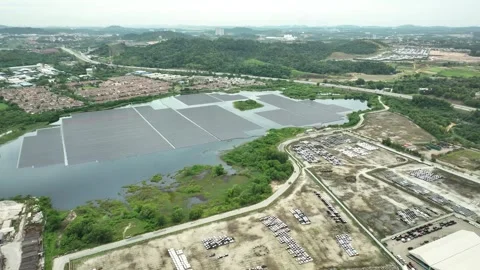 Expansive Floating Solar Farm Generating Renewable Energy Over Water Stockbeeldmateriaal 337330942
