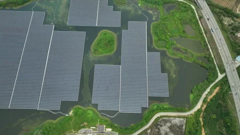 Expansive Floating Solar Farm Generating Renewable Energy Stockbeeldmateriaal 337330950