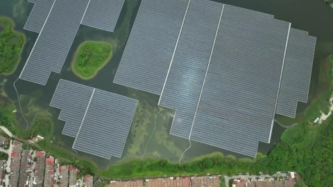 Expansive Floating Solar Farm Installation on Water Surface Vídeos de archivo 337330949