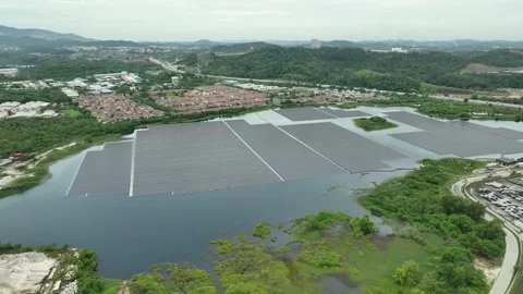 Expansive Floating Solar Farm System Generates Clean Energy Vídeos de archivo 337330452