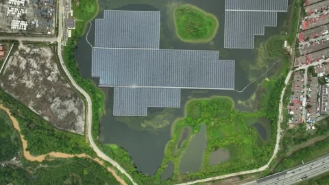 Expansive Floating Solar Farm on Water Body, Aerial View Vídeo Stock 337330983