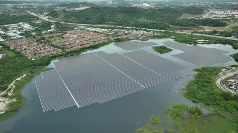 Expansive Floating Solar Farm on Water Body Vídeos de archivo 337330989
