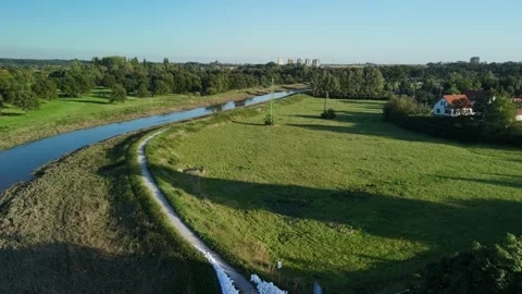 Expansive Green Field with Distant Cityscape Video stock 290810739