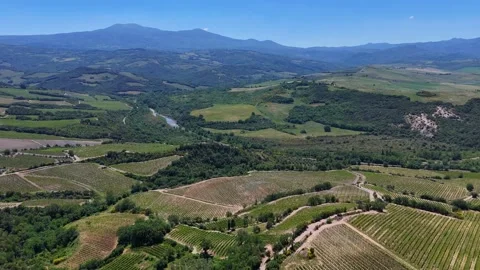 Expansive High Altitude View Over Tuscan Farmland and Rolling Hills Vidéo 345782306
