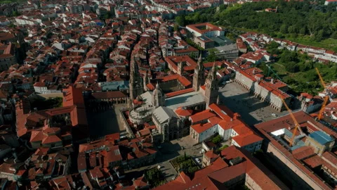 Expansive, high-angle aerial view of the historic city of Santiago de Compostela Vidéo 336287149