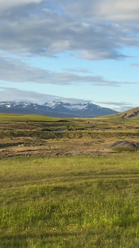 Expansive icelandic fields with mountains and Vatnajokull glacier stretching  Video stock 331560583
