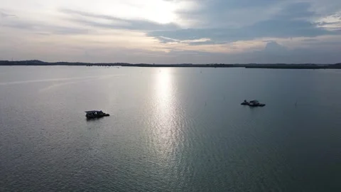 Expansive Lake Reflecting Sky, Featuring Remote Vessels and Distant Horizon Vidéo 325193207