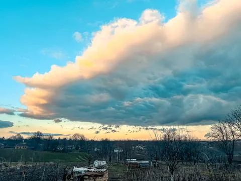 Expansive landscape featuring dramatic clouds illuminated by sunset, with a Foto stock