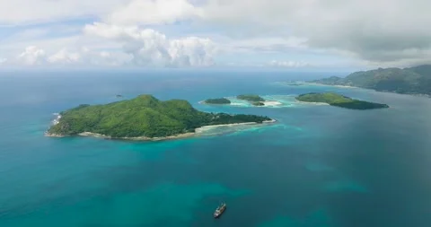 Expansive ocean view with horizon and clear skies. Seychelles, Mahe. 스톡 동영상 345383958