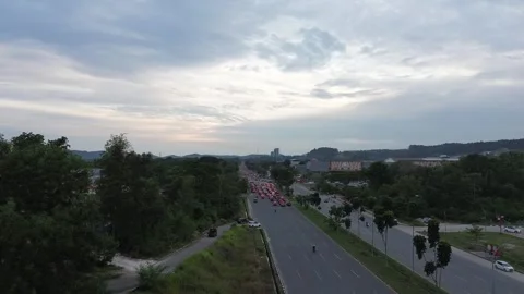 Expansive Overhead Panorama of a Bustling Road Network and Serene Greenbelt 動画素材 320064121