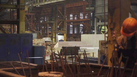An expansive production workshop interior with sophisticated machinery and raw Vídeos de archivo 296767538