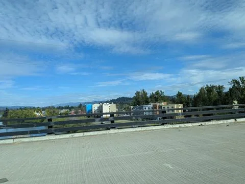 Expansive river viewed from a bridge beside busy roads Foto stock
