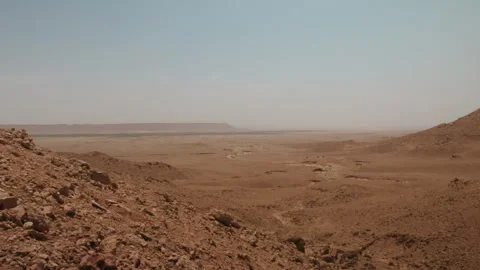Expansive rocky desert valley under hazy sky Stock-Footage 343319536
