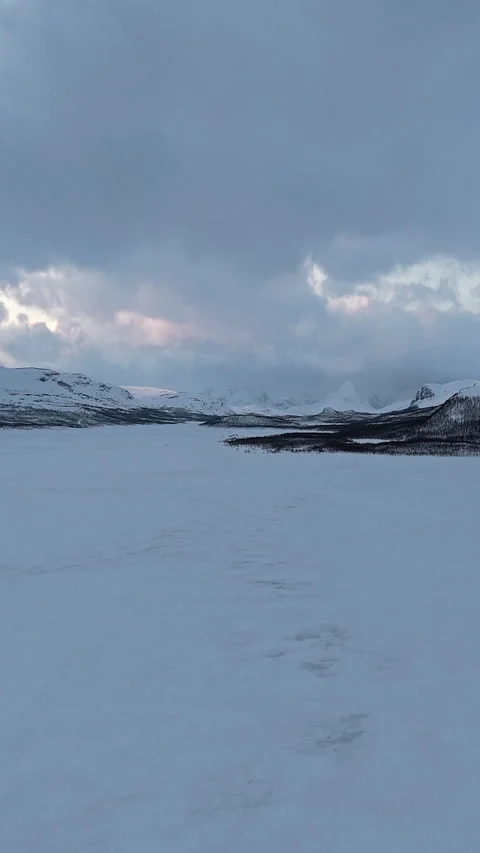 Expansive Snow-Covered Landscape Under Cloudy Skies Vídeos de archivo 334772495