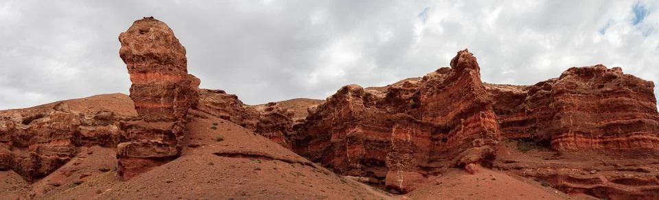 Expansive view of Kazakh canyons red rock labyrinth shaped Foto stock