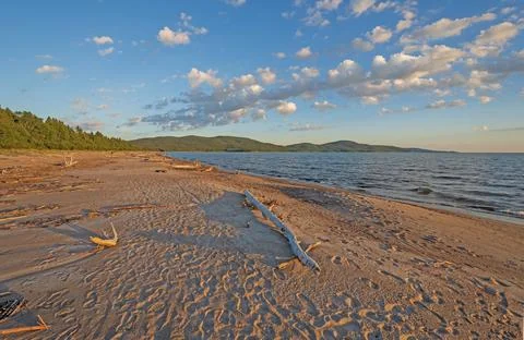 Expansive View of a Remote Beach in the Evening Stockfoto's