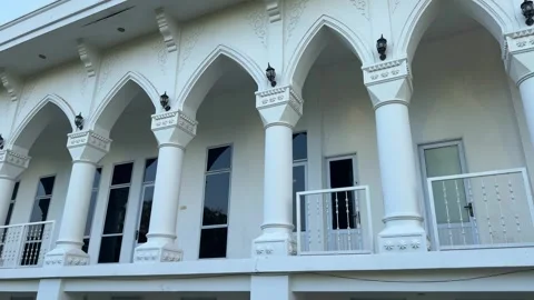 Expansive White Facade Unveiling Intricate Archways and Robust Columnar Desig Video stock 335119105
