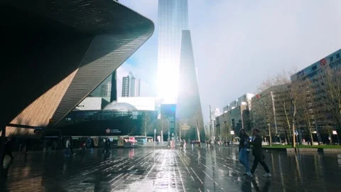 Expansive wide angle view of the lively plaza outside Rotterdam Centraal Station Vidéo 334340759