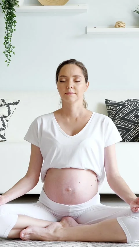 Expectant Lady Sitting Peacefully While Meditating. Pregnant Woman Sitting 스톡 동영상 334903802