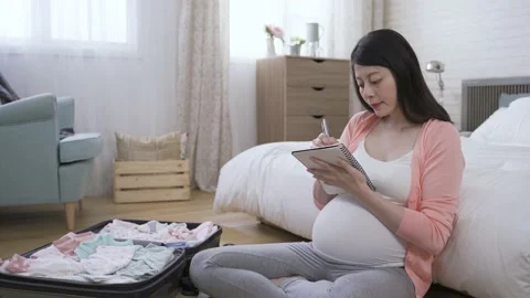 Expectant mom reclining against the bed Vídeo Stock 154445801